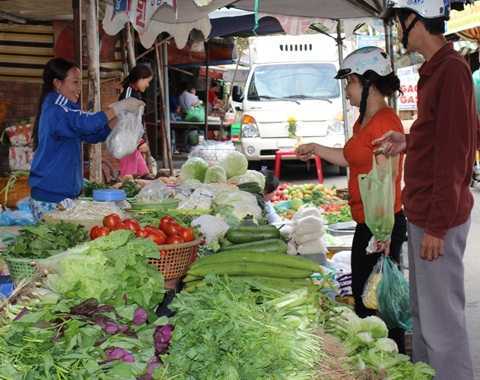 Mưa kéo dài, rau xanh tăng phi mã