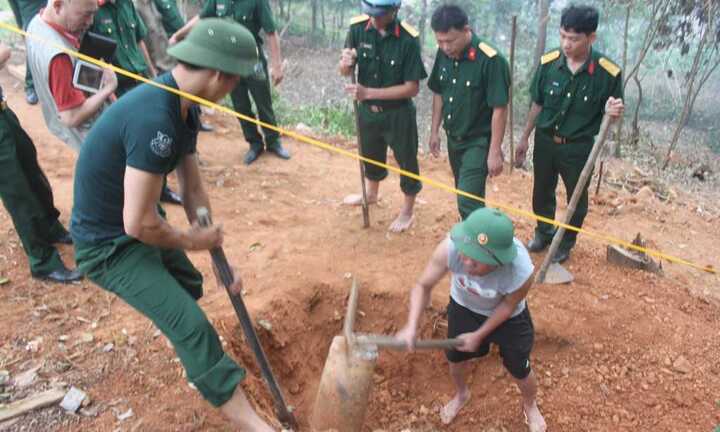 Thi công đường, phát hiện quả bom nặng 125kg