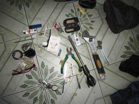 Đóng giả thợ sửa máy lạnh, cuỗm xe máy như phim