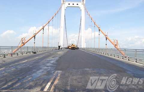 Sự thật vết nứt 'khủng' trên cầu dây võng lớn nhất VN