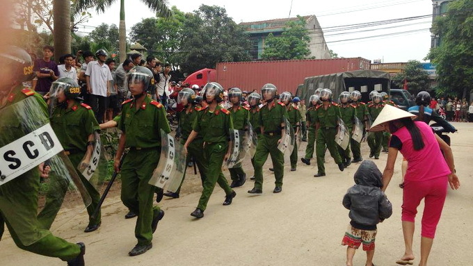 Trăm cảnh sát giải cứu phó công an huyện bị vây giữ