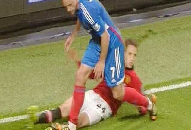 Sao trẻ Man Utd lĩnh trọn pha giẫm chân rợn người