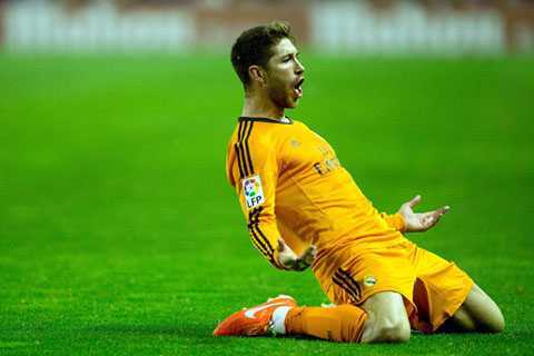 Siêu phẩm sút phạt khiến Ronaldo 'bái phục'