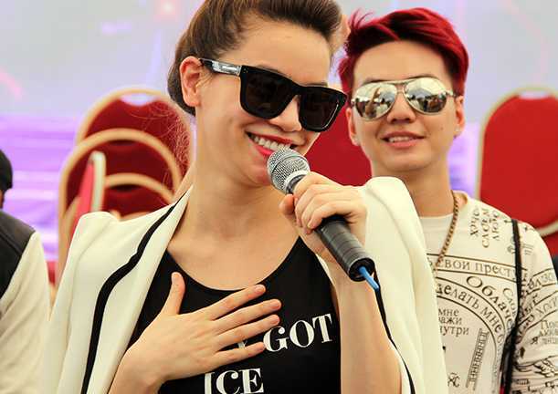 Hà Hồ đẹp rạng ngời bên trai trẻ