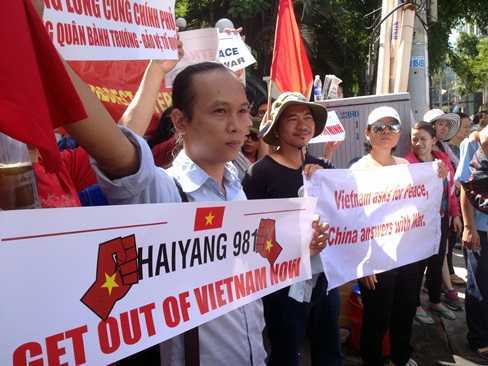 Người dân TP.HCM phản đối ôn hòa trước cổng Lãnh sự quán Trung Quốc