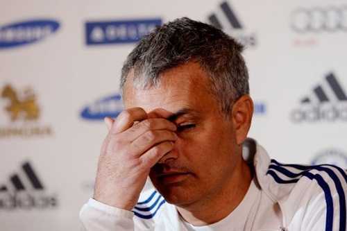 Chelsea trắng tay, Mourinho sợ phải 'ra đường'