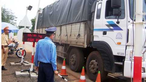 Vượt thoát trạm cân, xe quá tải đụng xe cảnh sát