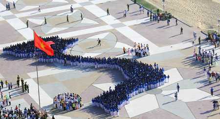 900 sinh viên xếp chữ ‘Tự hào biển đảo Việt Nam’