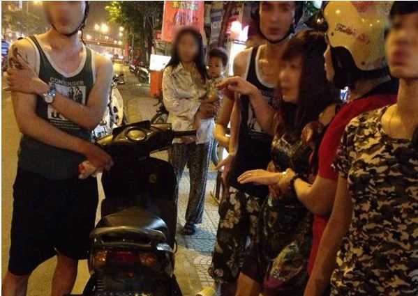 Cướp kéo lê cô gái 100 m ở Hà Nội gây phẫn nộ