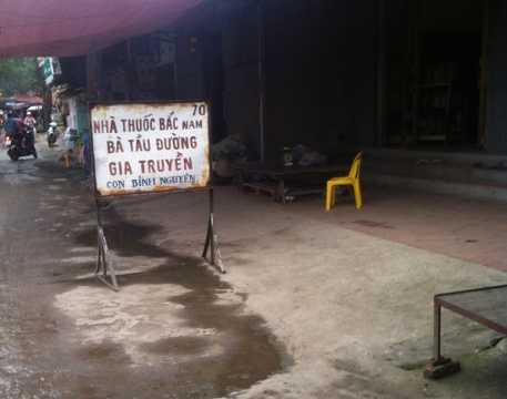 Tràn lan nhà thuốc đông y không phép: Phòng y tế bó tay?