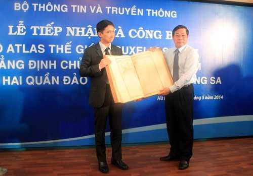Video: Lễ tiếp nhận bộ Atlas cổ khẳng định chủ quyền biển đảo VN