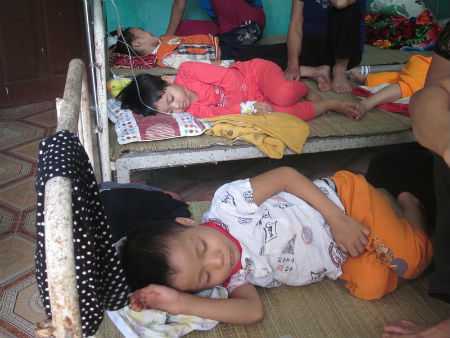 Nghi vấn một trẻ mầm non tử vong do uống thuốc tẩy giun