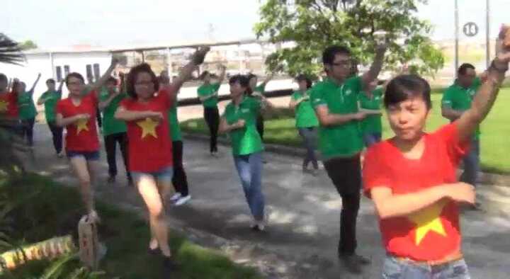 Clip: Công nhân Hưng Yên nhảy flashmob ủng hộ chiến sỹ biển đảo