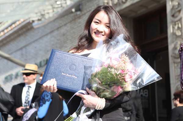 Thủy Top khoe bằng tốt nghiệp đại học tại Mỹ