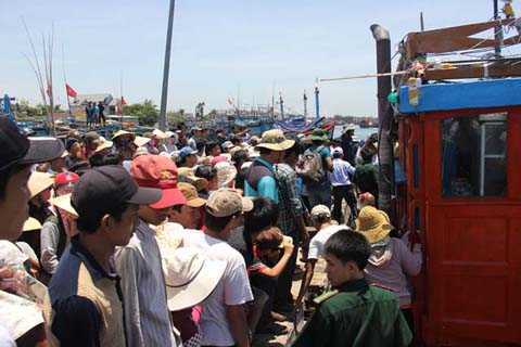 Hai ngư dân bị đánh trọng thương ở Hoàng Sa trở về