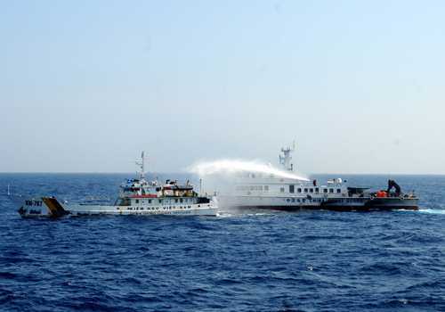 Trung Quốc thêm tàu quân sự bảo vệ giàn khoan trái phép