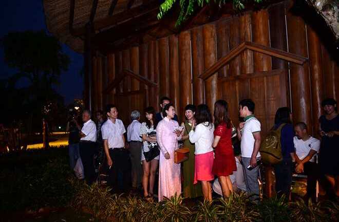 Đám cưới ca sỹ Khánh Linh tan hoang trong mưa