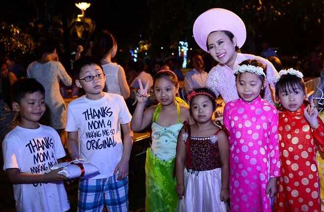 Hai con Khánh Linh mặc đồng phục đi đám cưới