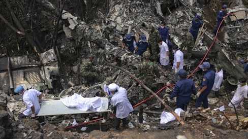 Máy bay Lào rơi: Hỏa táng thi thể cán bộ cấp cao