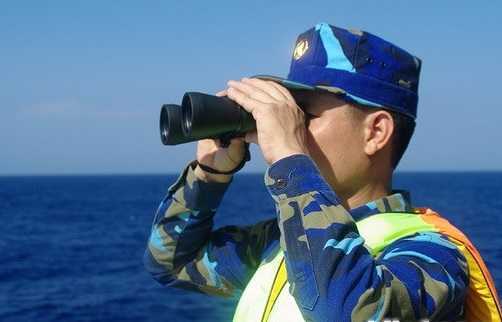 Giáp mặt giàn khoan khổng lồ giữa đội tàu Trung Quốc hung dữ