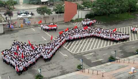 Clip: Hơn 300 học sinh Amsterdam xếp hình bản đồ Việt Nam