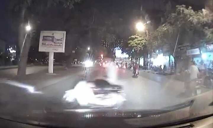 Liều lĩnh trốn cảnh sát, quái xế suýt bị ôtô đâm