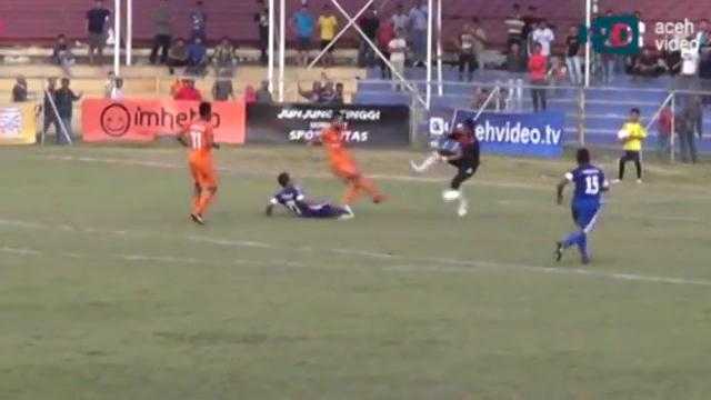 Clip: Cầu thủ tử nạn sau pha tranh bóng