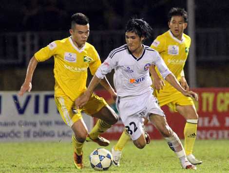 Phi Sơn ghi bàn điệu nghệ, SLNA vẫn bị ghìm chân