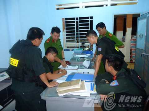 Lẻn vào nhà, trộm xe máy không ngờ gặp công an