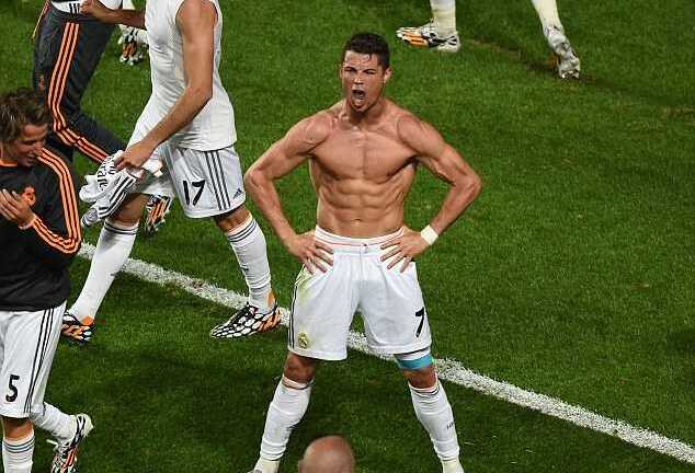 Ronaldo ăn mừng, khoe cơ bắp cuồn cuộn