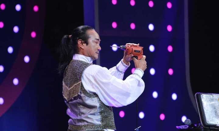 Rùng rợn với 'quái nhân' tự khoan mũi