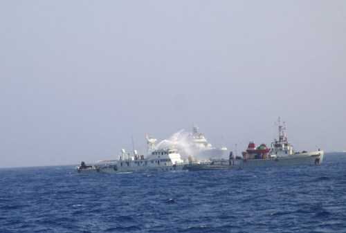 Trực tiếp từ giàn khoan: Tàu hộ vệ tên lửa Trung Quốc áp sát tàu Việt Nam