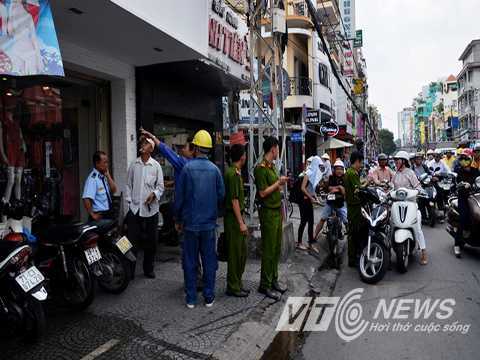 Thợ sửa ống nước bị điện giật văng lên mái nhà tử vong
