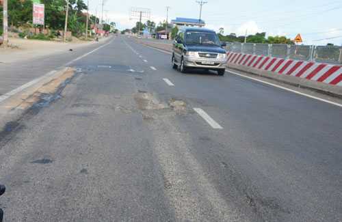 Một tuần sau khánh thành, quốc lộ 2.800 tỷ đã lún, nứt