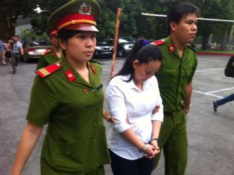 Bảo mẫu làm vỡ tim trẻ: Mẹ nạn nhân đòi bồi thường 100 triệu đồng