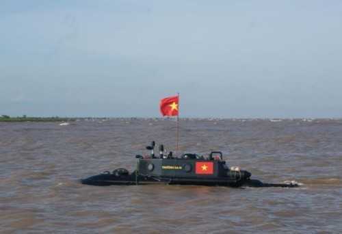 Lần đầu ra biển, tàu ngầm Trường Sa gặp sự cố