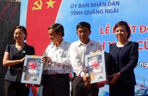 Quảng Ngãi: Tặng tủ thuốc cho ngư dân bám biển