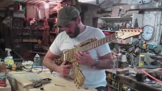 Chế tạo đàn guitar độc từ súng trường AK-47