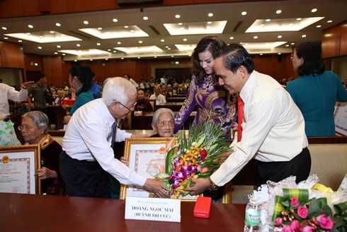 Mẹ TS Kim Hồng được phong Bà mẹ Việt Nam anh hùng