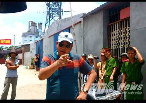 Dân bất bình không cho xe công ty bột giặt qua ngõ