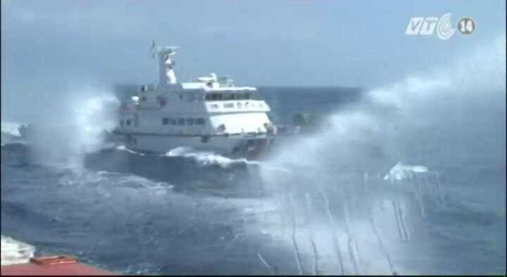 Video: Cảnh sát biển VN tiến sát giàn khoan, hàng chục tàu TQ uy hiếp