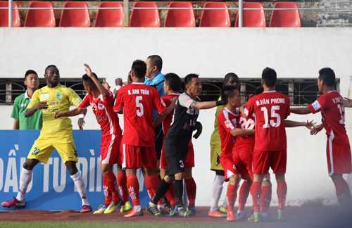 Ẩu đả kinh hoàng ở Lạch Tray: 'Cầu thủ Hải Phòng muốn giết tôi'