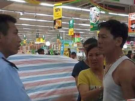 Bảo vệ côn đồ hành hung khách làm mất mặt siêu thị