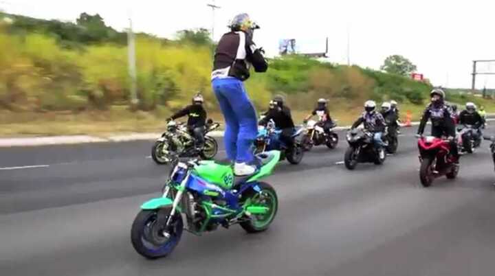 'Quái xế' đứng trên môtô chạy tốc độ cao lướt Facebook