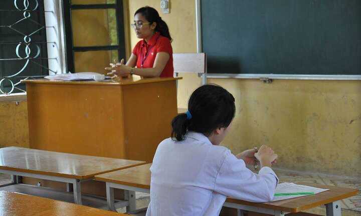 Quan chức Quốc hội: 18 người phục vụ 1 thí sinh là lãng phí