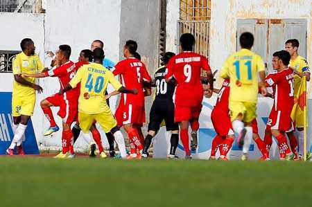 Ẩu đả kinh hoàng ở Lạch Tray: Văn Nam bị treo giò hết giải