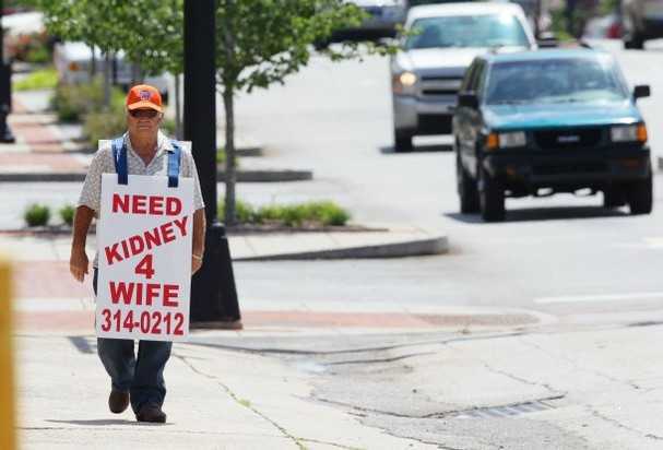 Cụ ông 78 tuổi đi bộ 4.000km tìm người hiến thận cho vợ