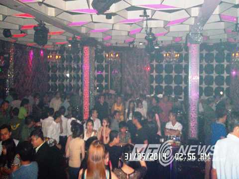 Đột kích bar múa cột, tiệm hớt tóc bán dâm ở Sài Gòn