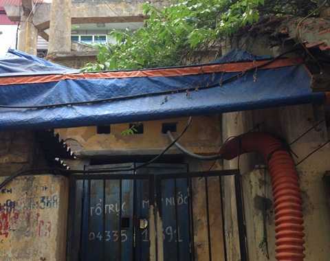 Nguồn nước nằm cạnh nhà vệ sinh, dân Hà Đông hàng ngày uống nước độc