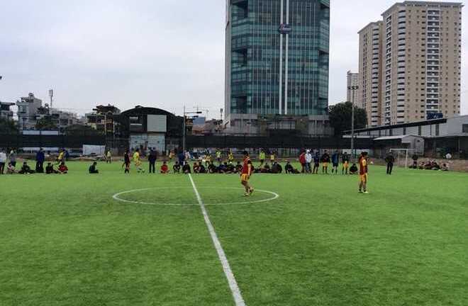 Chủ sân bóng mini tung chiêu hút thượng đế